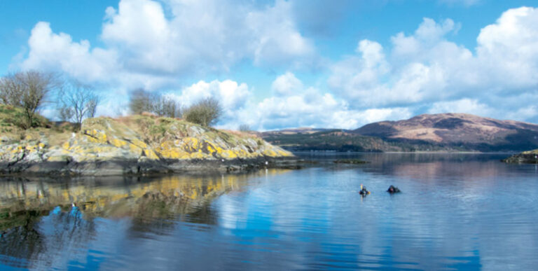A búvárok szezonálisan jóindulatú körülményeket élveznek Loch Fyne-ben
