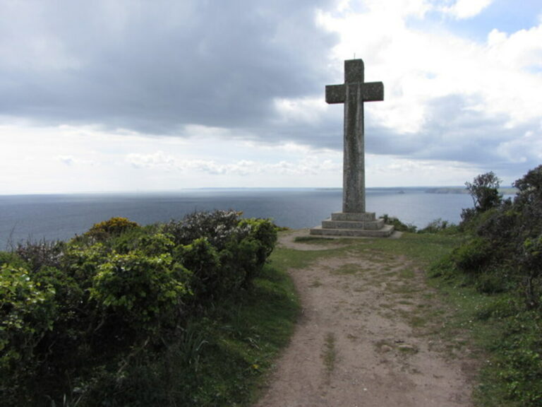 Victorian stone cross sa Dodman Point, na inilagay bilang tulong sa pag-navigate. (Larawan: Gareth James)