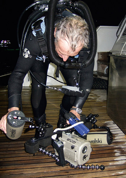 麥克沃倫 (Mike Warren) 將高科技視訊套件與他的皇家米斯特拉爾 (Royal Mistral) 結合起來，在薊花 (Thistlegorm) 上潛水。