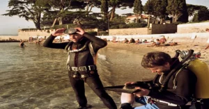 Mark Koekemoer dan Steve Warren bersiap menyelam di Antibes, Prancis.