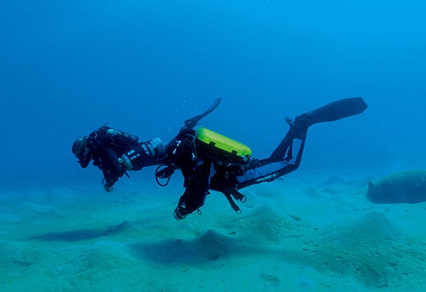 Divers on an IANTD course