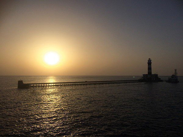 Il faro e il lungo molo che delimitano Daedalus Reef.