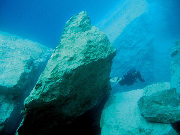 0917 gozo azure langas po vandeniu