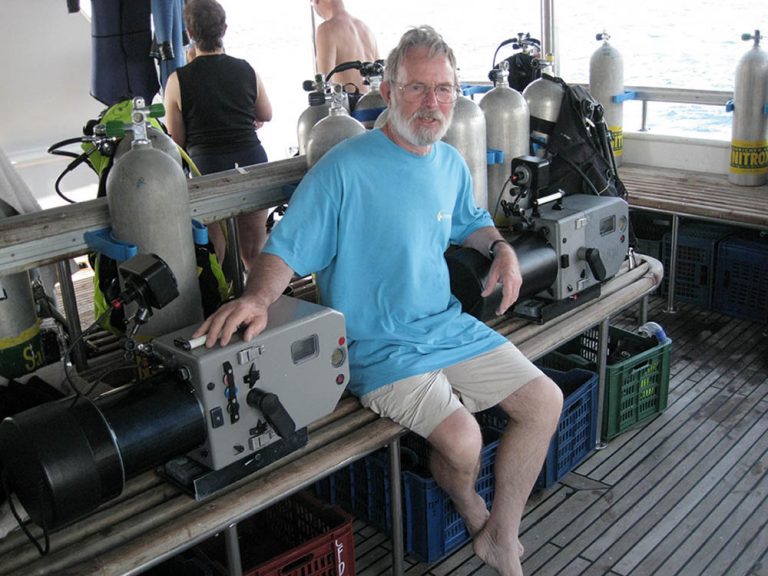 Peter Scoones memikirkan penyelaman berikutnya saat berada di lokasi di Laut Merah.
