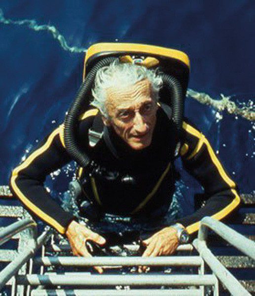 Jacques Cousteau naquele terno listrado amarelo.