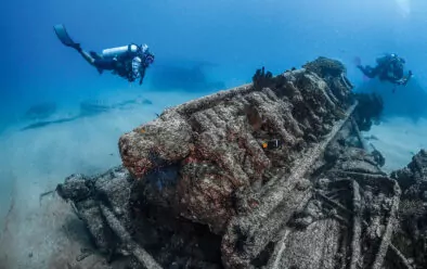 Guide Marco erkundet das Schiffswrack von El Vencedor.