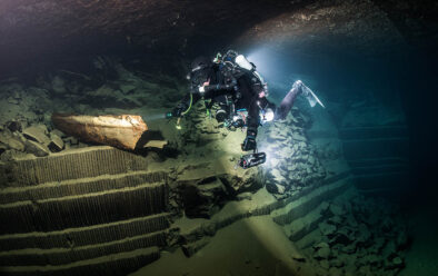 Vestiges d'une goulotte en fer, utilisée pour charger le marbre sur les chariots de la mine.