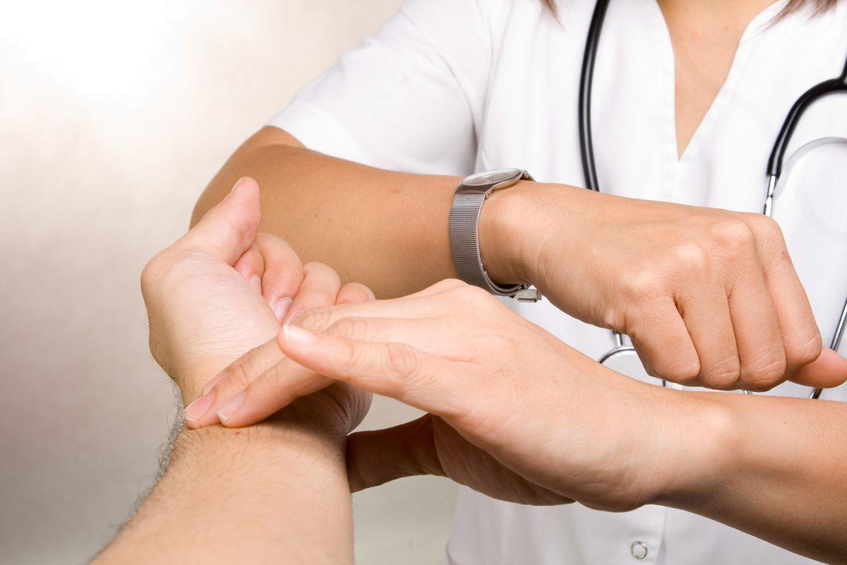 DAN Europe: Assessing Basic Vital Signs 3 pulse at wrist 1