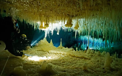 Brian rozsvěcuje skalní růže v oblasti Ralph’s Cave zvané Glass Factory.