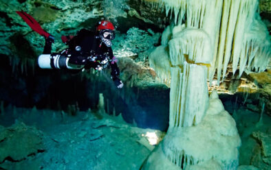 Een schitterende witte stroom calciet vormt een bevroren watervaleffect in Ralph's Cave.