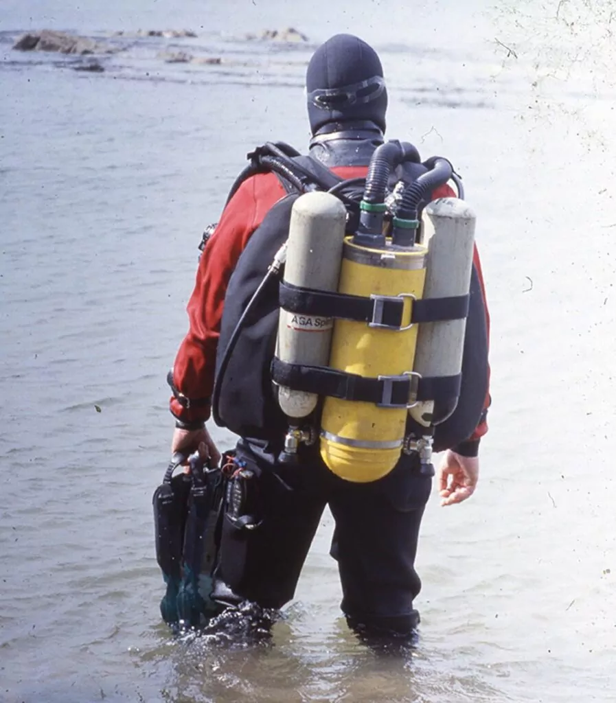 Autor Michael Menduno měl na sobě prototyp polouzavřeného hranolu Peter Readey ve Fort Bovisand v roce 1993.