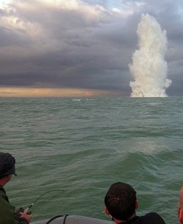 Ang mga RN divers ay nag-extract ng malaking bomba mula sa London wreck