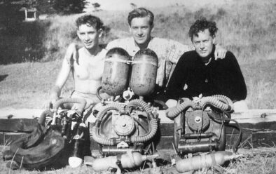 1952 – Bill Young, Ivor Howitt (au centre) et Ted Eldred à Apollo Bay, Victoria en Australie. Howitt possède sa configuration Siebe-Gorman Air-Scuba, peut-être la première du genre à être amenée en Australie.