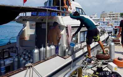 Het laden van de boot voor de barracudaduik.