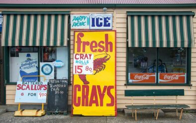 Sebuah kedai di Semenanjung Tasman mengiklankan cray segar (udang galah batu selatan) untuk dijual.