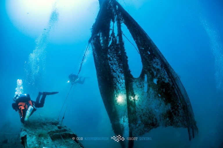 Kummitusvarustus tõstetakse HMS Perseuse väliskere küljest ära. (Pilt: Ghost Diving)