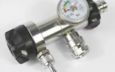 Oxygen first stage, from left: Flow-rate turret with zero flow selected, constant-flow nipple, bayonet fitting for demand valve, pressure gauge and DIN thread at right.