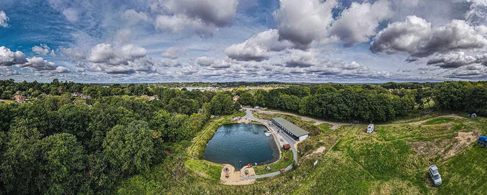 Andarško jezero – nenavadno, ker je zgrajeno namensko.