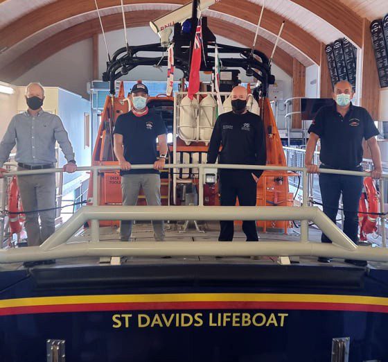 Az RNLI tengeri szállításért felelős vezetője, Adrian Carey augusztus 5-én felkereste a St Davids mentőcsónak állomást, hogy gratuláljon a legénységnek. (Kép: RNLI)