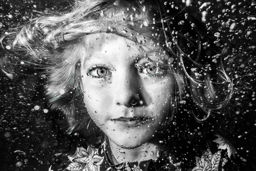 Ganador en blanco y negro © Kerrie Burow / UPY 2022 (Australia). “El mundo submarino de Sarah” Sobrina, de 7 años, disparó en un suspiro. Canon EOS 5D Mk IV, EF 16-35 mm f/2.8L II USM, Isotta, Inon Z-330. f/9, 1/250, ISO 200