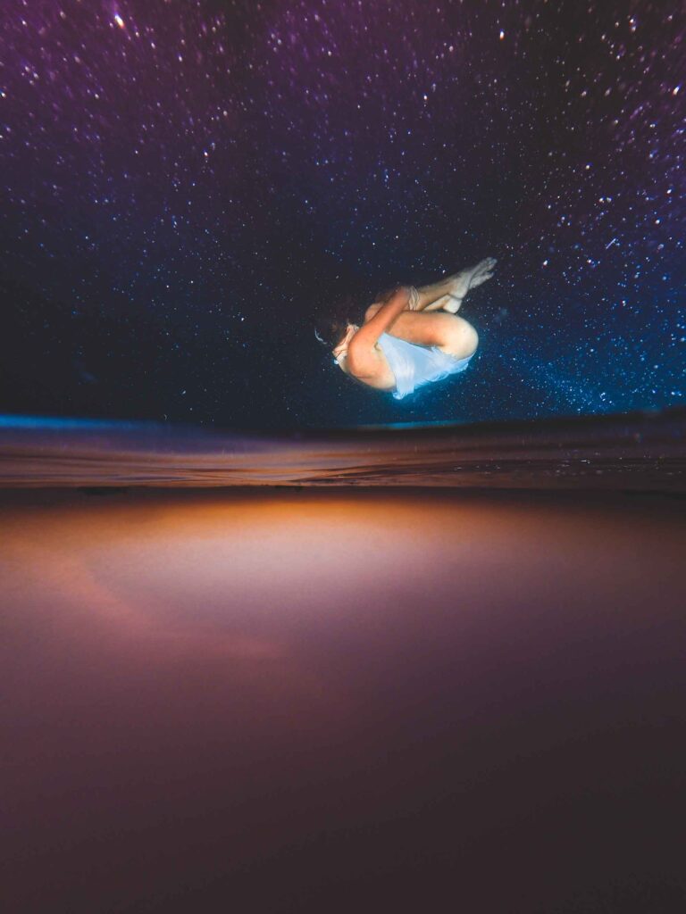 Vencedor em ascensão © Quico Abadal / UPY 2022 (Espanha). Modelo Jeniya “Supernova in Paradise” em Sairee Beach, Koh Tao, Tailândia. Olympus EM-1 Mk II, 8mm PRO f/1.8, Olympus, Olympus UFL-3. f/5, 1/160, ISO 200