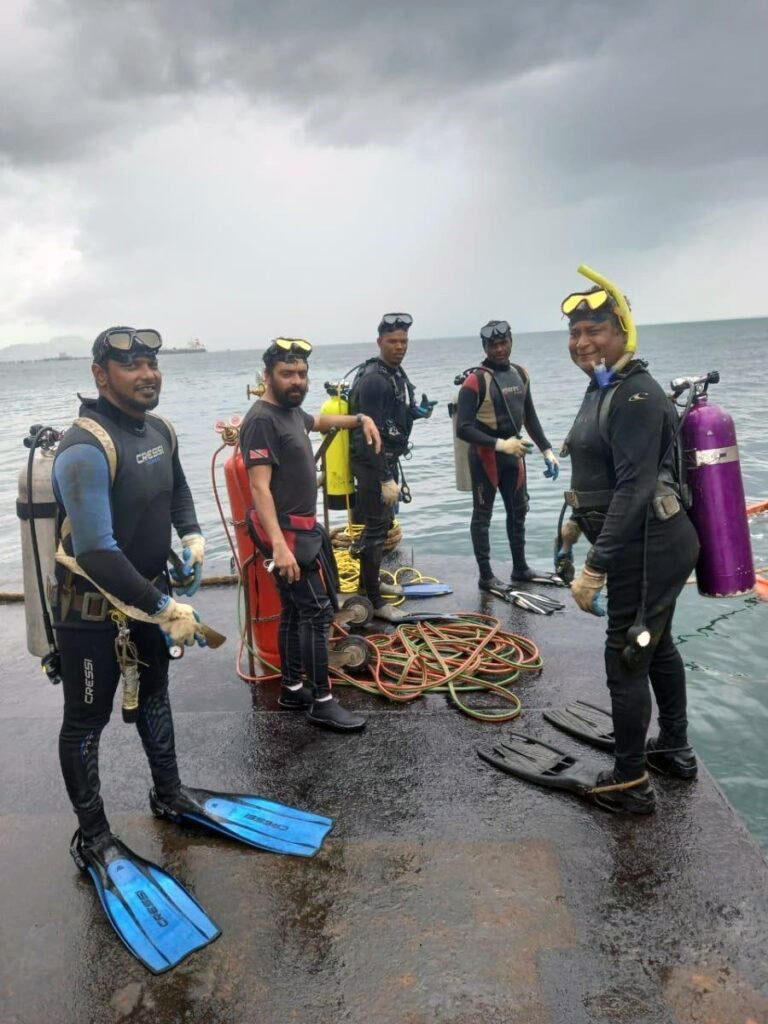 mergulhadores A partir da esquerda: sobreviventes Christopher Boodram, Kazim Ali Jr, Yusuf Henry, Rishi Nagassar e Fyzal Kurban, fotografados no início do dia.