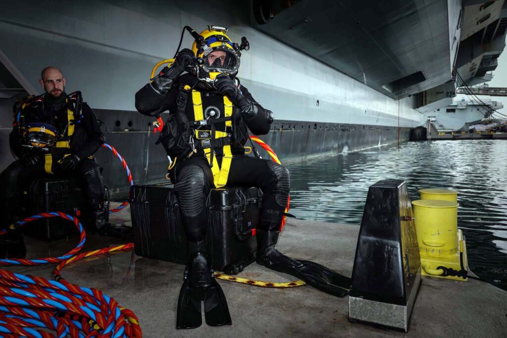 Mga RN diver na nagtatrabaho sa Portsmouth noong Pebrero (Lee Blease / Royal Navy)