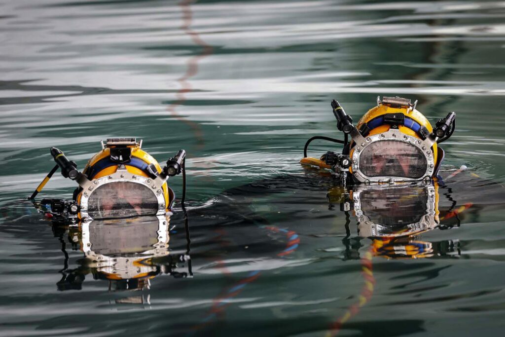 Penyelam RN bekerja di badan kapal HMS Prince of Wales di Portsmouth pada bulan Februari (Lee Blease / Tentera Laut Diraja)