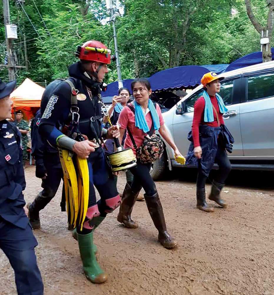 Rick Stanton kommt an der Höhlenstätte Tham Luang an (Shutterstock)