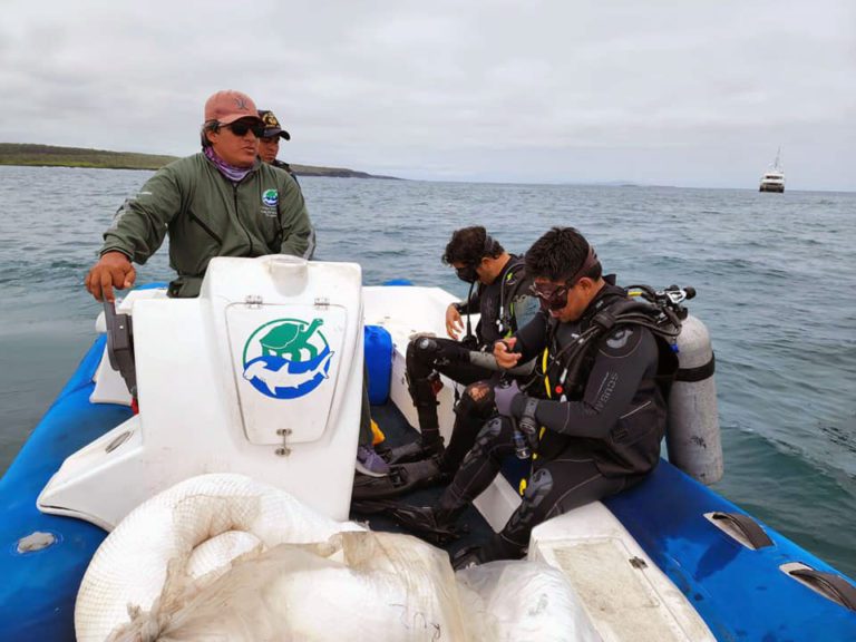 Divers prepare to check Galapagos wreck