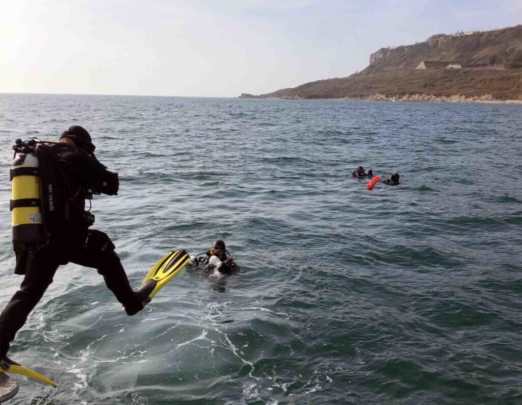 Mergulhadores de Páscoa entram na água ao largo de Weymouth