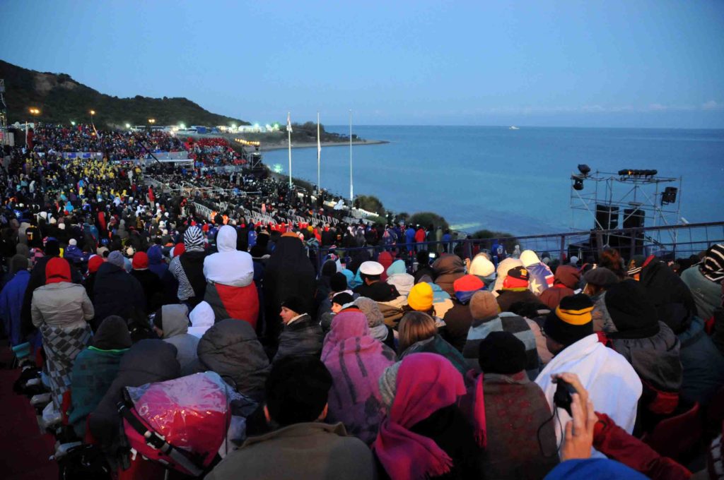 Crowds at clifftop Anzac Day ceremony (Bulent Ersoz)