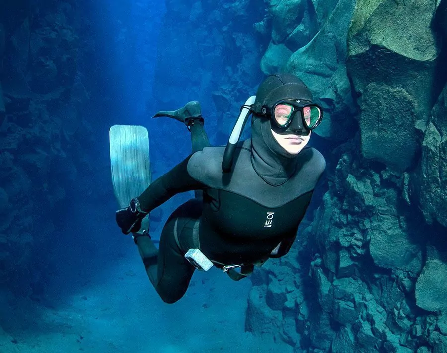 Freitaucher mit Aquanaut-Maske des vierten Elements