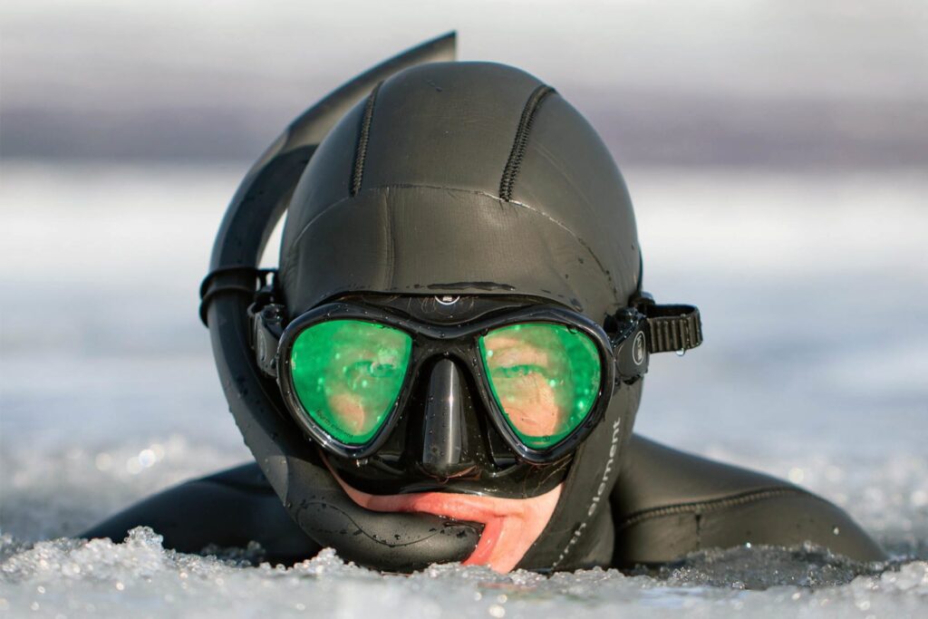 Freediver na powierzchni z maską Fourth Element Aquanaut i fajką Float