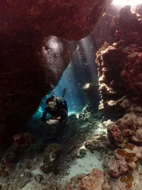 Potápač v Penelope Granycome v jaskyni St John's Cave (Kerry Peck)