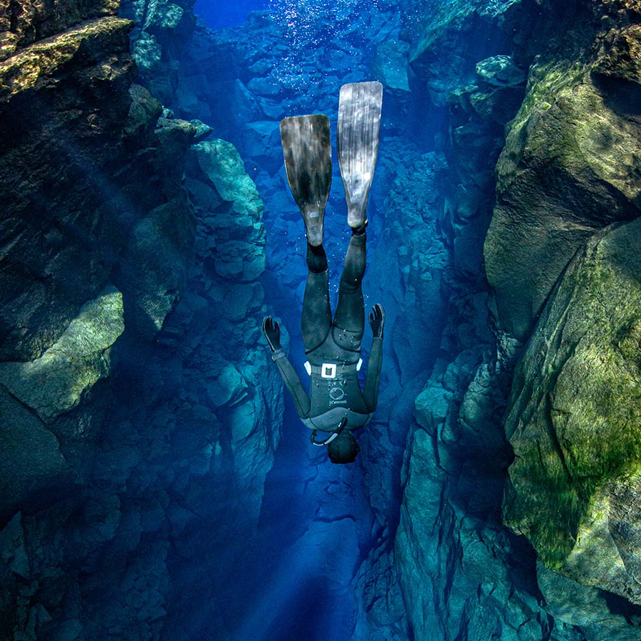 freediver su RF2 kostiumu po vandeniu iš viršaus