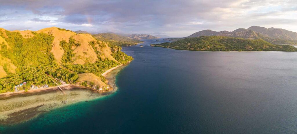 légi felvétel a szárazföldre a Komodo Nemzeti Parkban