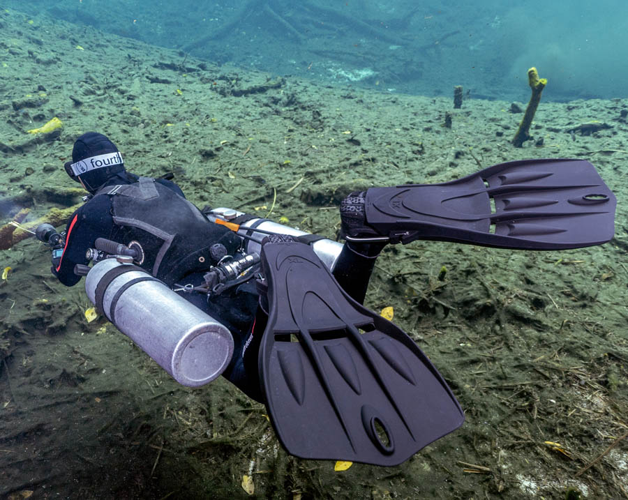 Vue du bas des palmes Tech sous l'eau