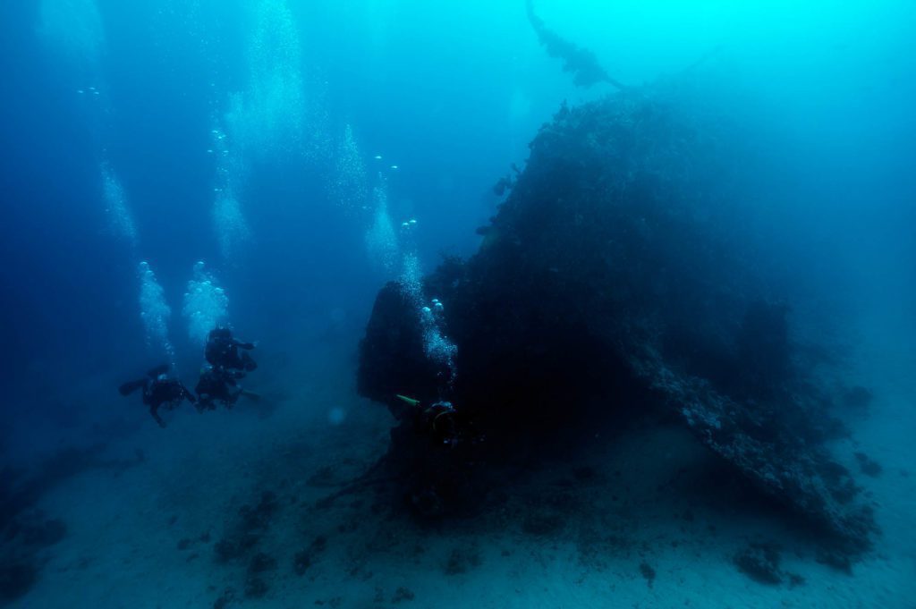Divers on the Carnatic wreck