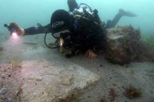 Diver with the splayed-cross grave slab (Bournemouth University)