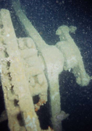 Steering engine above the stern.