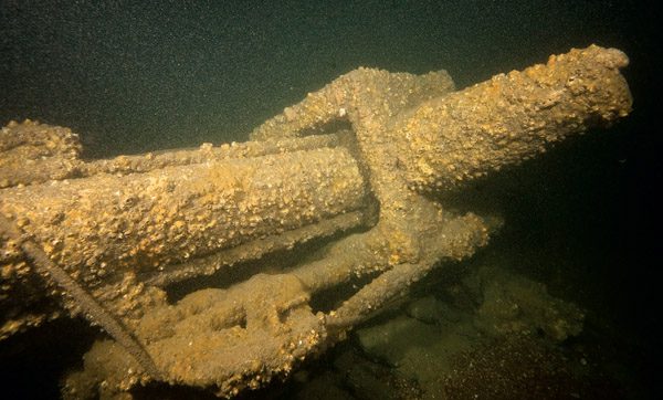 4.7in gun off the port side of the stern