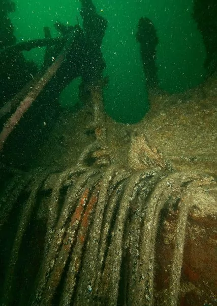 les lourds câbles passent sous la partie avant de la coque