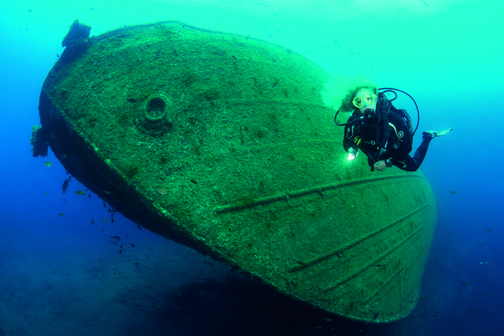 Diving by the wreck