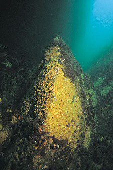 The gully between the rocks above the stern. Various scraps of wreckage are pulverised in the bottom of the gully