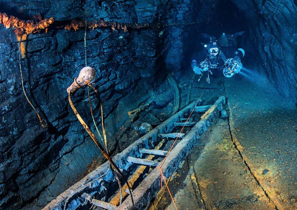 Dive mining in the slate museum