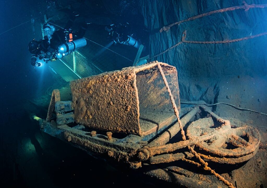 Dive mining in the slate museum