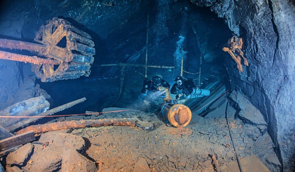 Dive mining in the slate museum