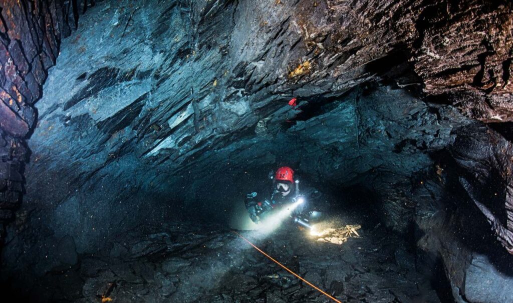 Dive mining in the slate museum