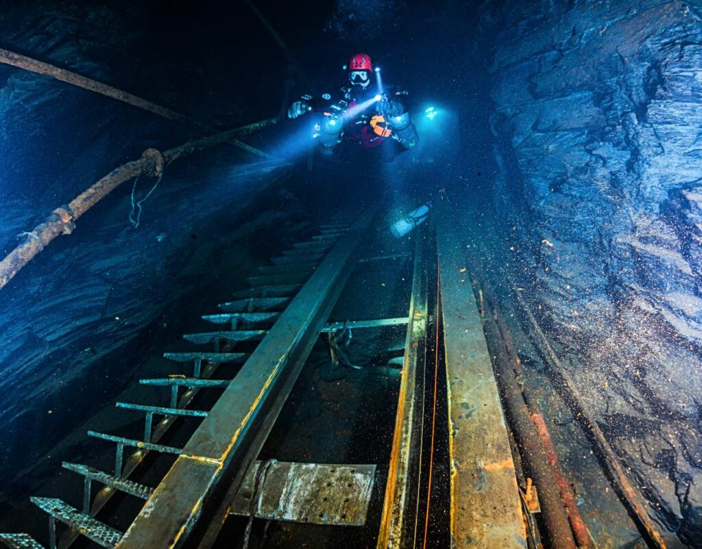 Dive mining in the slate museum